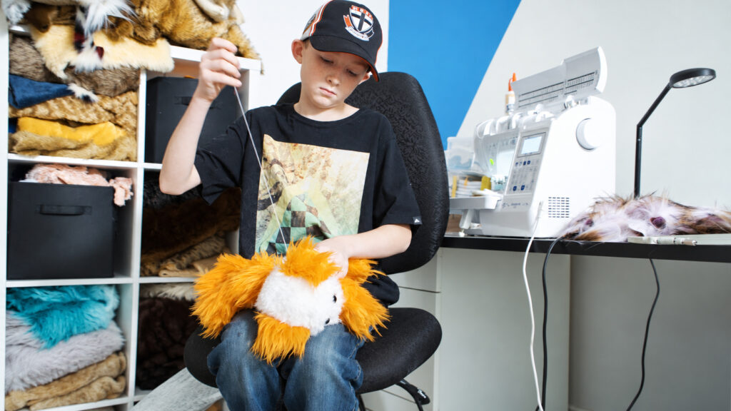 Menino de 9 anos descobre que crianças passavam o Natal internadas, aprende sozinho a costurar, cria projeto solidário e distribui mais de 3.100 ursinhos para crianças hospitalizadas em um dos momentos mais difíceis da vida