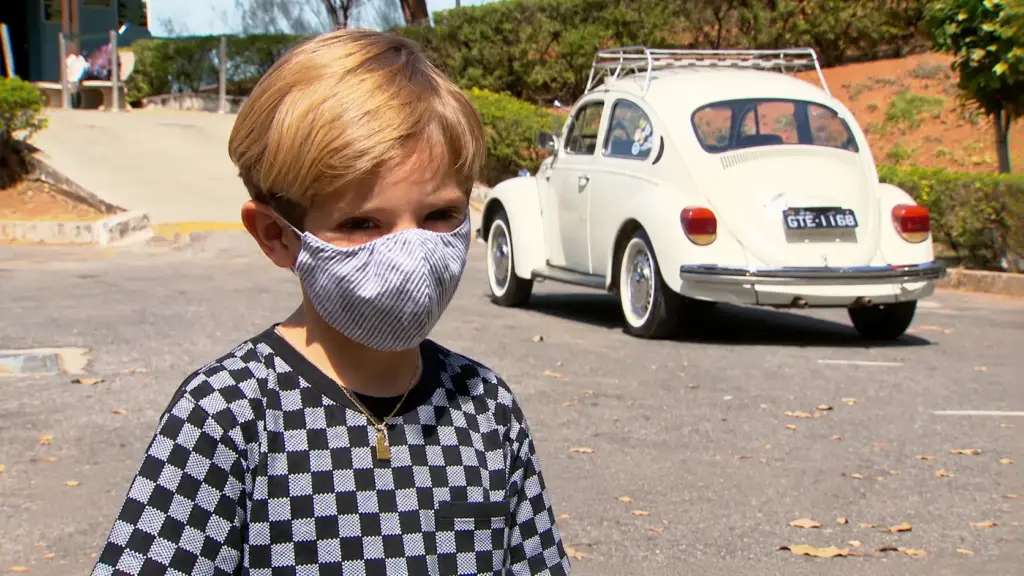 Aos 6 anos, menino vê famílias passando fome na pandemia, decide abrir mão do Fusca de colecionador que considerava seu, convence os pais a rifar o carro, vende 4.500 números e transformou a iniciativa em 450 cestas básicas para famílias de MG