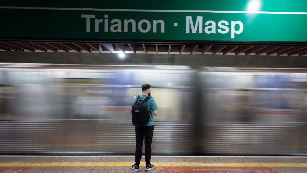Metrô 24 horas de São Paulo vai até 31 de janeiro de 2027 nas linhas 1, 2, 3 e 15; Linha 3-Vermelha soma 345 mil dos 665 mil embarques da madrugada, e a transferência para as linhas 4, 5 e da CPTM fecha à meia-noite
