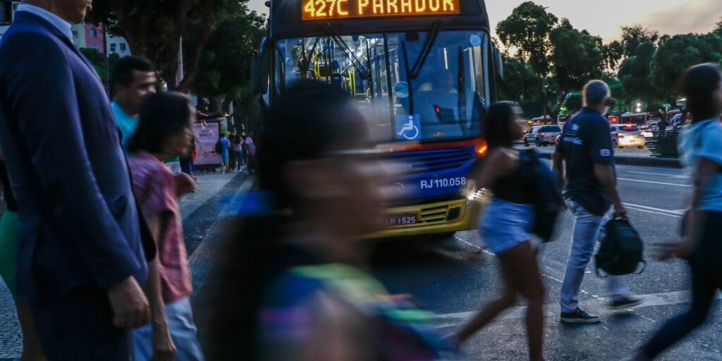 Pesquisa aponta que solidão e exaustão ampliam abstenção nas urnas Pesquisa aponta que solidão e exaustão ampliam abstenção nas urnas