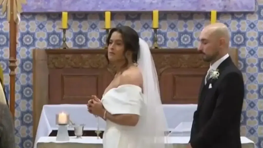 Noiva que chorou ao vivo na TV ao descobrir, a seis dias da cerimônia, que o ateliê não entregaria seu vestido conseguiu outro emprestado no sábado e casou nesta segunda em Guarulhos — ela é uma das mais de 300 clientes deixadas sem vestido Noiva que chorou ao vivo na TV ao descobrir, a seis dias da cerimônia, que o ateliê não entregaria seu vestido conseguiu outro emprestado no sábado e casou nesta segunda em Guarulhos — ela é uma das mais de 300 clientes deixadas sem vestido