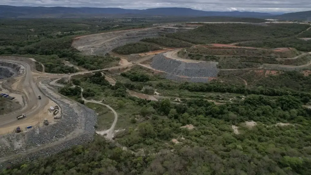 Moradores de quilombo que ouvem detonações a 2,7 km de casa conseguem na Justiça a paralisação de uma mina de lítio de 330 mil toneladas por ano no Vale do Jequitinhonha, sob multa de R$ 100 mil se a empresa insistir em operar