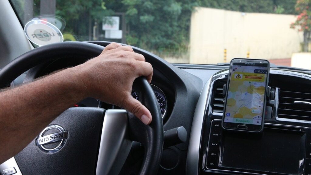 Taxistas e motoristas de aplicativo passam a ter crédito permanente no Move Brasil, com até R$ 30 bilhões autorizados e financiamento em até 84 meses