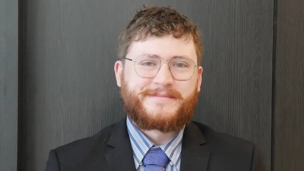 Nathan Snow deixa o trabalho de instrutor de natação, conclui formação como educador infantil aos 27 anos e é eleito trainee do ano em Canberra Nathan Snow deixa o trabalho de instrutor de natação, conclui formação como educador infantil aos 27 anos e é eleito trainee do ano em Canberra