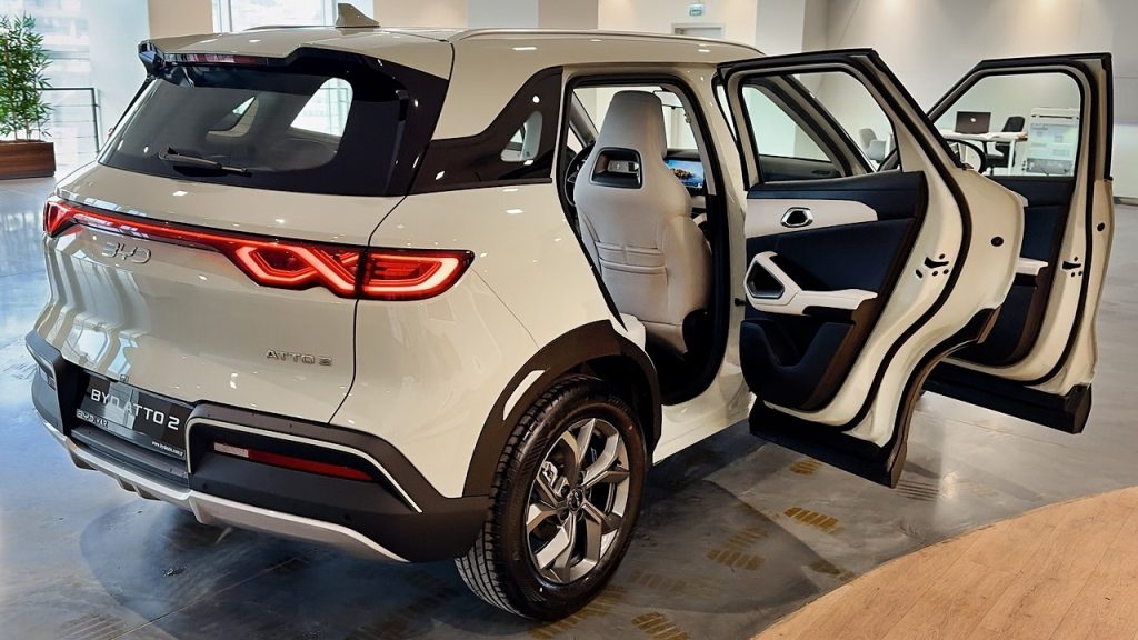 Novo BYD Atto 2 foi lançado por R$ 149.990, faz até 15,8 km/l com gasolina, supera 1.000 km de autonomia com tanque cheio e bateria carregada e chega como o SUV híbrido plug-in flex mais acessível da marca