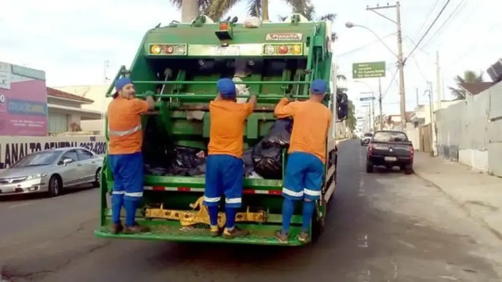 NR-38 limita caminhões de lixo a 10 km/h com coletores na plataforma e proíbe trabalhadores durante marcha à ré e compactação
