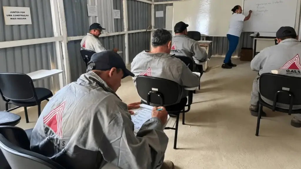 Operador de betoneira que não sabia escrever o próprio nome direito assina os documentos pela primeira vez depois das aulas dentro do canteiro, agora quer a CNH, e entra numa conta de 13,5 mil trabalhadores alfabetizados pelo Seconci desde os anos 1990