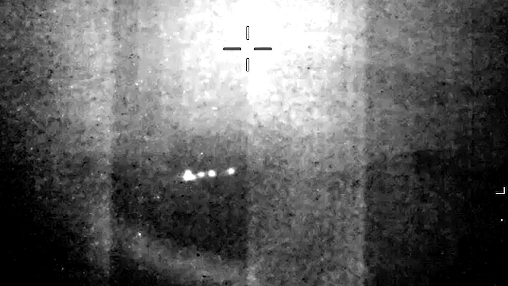 OVNIs em formação a 800 km/h apareceram no sensor infravermelho de uma plataforma militar americana, e o relatório oficial só conseguiu chamar os seis pontos de “aparentemente ágeis” e sem explicação