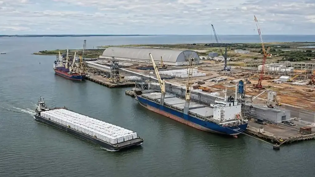 Trabalhador de Rio Grande vê sair do papel nesta quarta o terminal de celulose de R$ 1,3 bilhão que promete 1.200 vagas diretas, dentro do Projeto Natureza, o maior investimento privado já anunciado no Rio Grande do Sul Trabalhador de Rio Grande vê sair do papel nesta quarta o terminal de celulose de R$ 1,3 bilhão que promete 1.200 vagas diretas, dentro do Projeto Natureza, o maior investimento privado já anunciado no Rio Grande do Sul