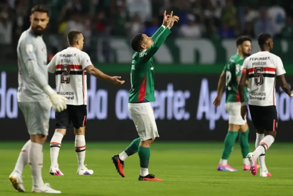 Palmeiras vence São Paulo e assume liderança provisória no Brasileirão