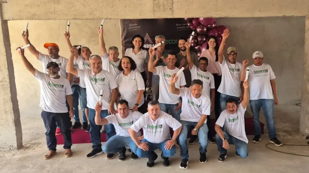 Pedreiro de 57 anos recebe o diploma do ensino fundamental de pé no mesmo canteiro onde levanta o prédio, numa turma de 14 operários que estudou dentro da obra em Brasília Pedreiro de 57 anos recebe o diploma do ensino fundamental de pé no mesmo canteiro onde levanta o prédio, numa turma de 14 operários que estudou dentro da obra em Brasília