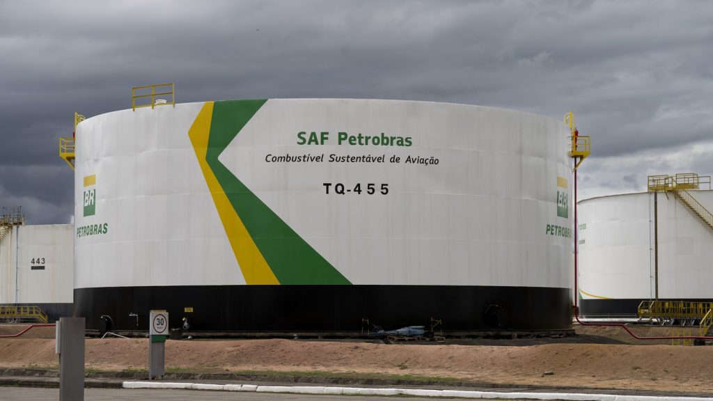 Petrobras indica atraso de 1 ano nas 3 plantas de combustível sustentável de aviação previstas no plano, e a primeira, em Cubatão, com 16 mil barris por dia, passa de 2029 para 2030, em apresentação do diretor William França em 2026