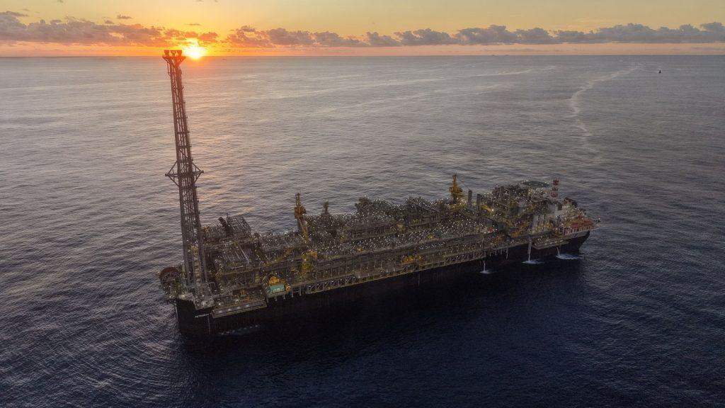 Petrobras está perto de 3 milhões de barris de petróleo por dia, diz Magda Chambriard: a estatal já chegou a 2,92 milhões na produção própria, acima da média de 2,69 milhões do segundo trimestre