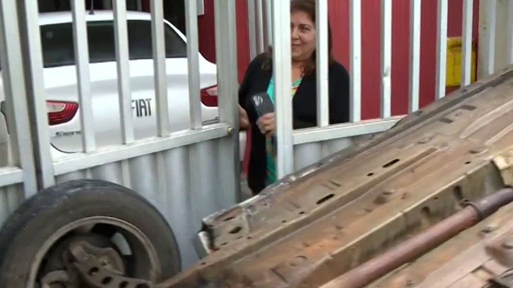 Chevrolet Montana capotou na frente do portão e “trancou” uma família dentro de casa em Vila Velha, a Polícia Militar foi chamada às 2h40, não apareceu até as 8h30 e a resposta que deu depois é de cair o queixo