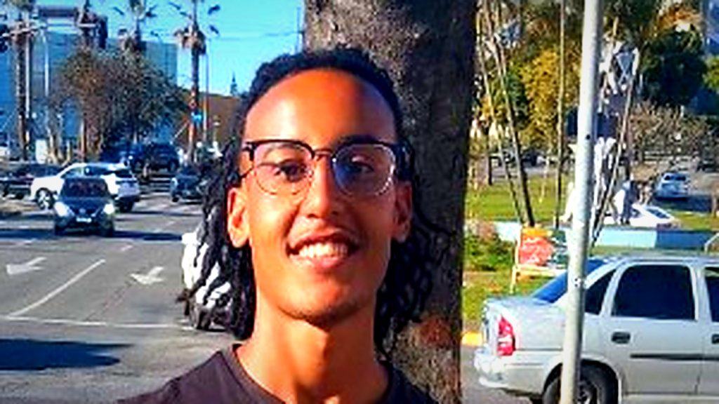 Um vendedor de 18 anos entrega a bala no sinal vermelho, estende um cartão plastificado com um código e a palavra “honestidade”, e só descobre se recebeu depois que o carro já virou a esquina Um vendedor de 18 anos entrega a bala no sinal vermelho, estende um cartão plastificado com um código e a palavra “honestidade”, e só descobre se recebeu depois que o carro já virou a esquina