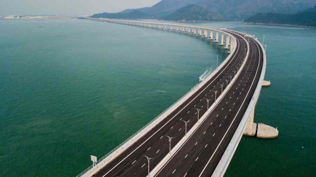 China abre túnel de cinco quilômetros que atravessa uma montanha, mergulha sob um rio e permite cruzar trecho em cinco minutos mesmo durante tufões China abre túnel de cinco quilômetros que atravessa uma montanha, mergulha sob um rio e permite cruzar trecho em cinco minutos mesmo durante tufões