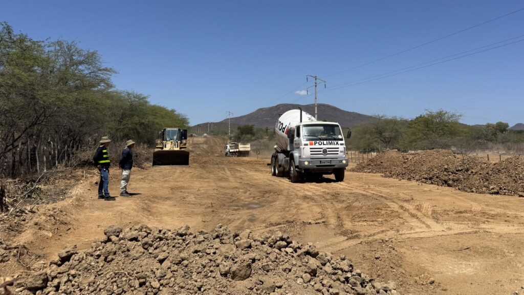 Caminhoneiro que cruzava a ponte do Rio Brígida no km 43,84 da BR-428 segue fora do desvio novo, liberado em 14 de setembro só para motos e carros, e espera até outubro para voltar a passar em Orocó