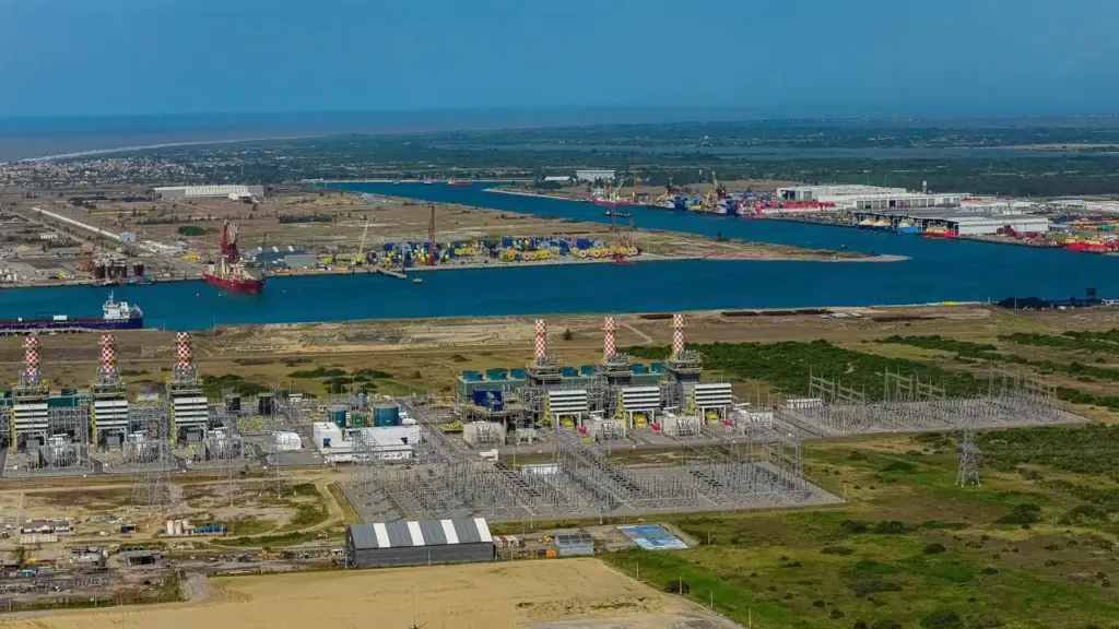 O Porto do Açu projeta R$ 22 bilhões em investimentos nos próximos dez anos, com hidrogênio verde, data centers e um hub de descomissionamento de plataformas no mesmo complexo que já movimenta 26,5 milhões de toneladas de minério por ano
