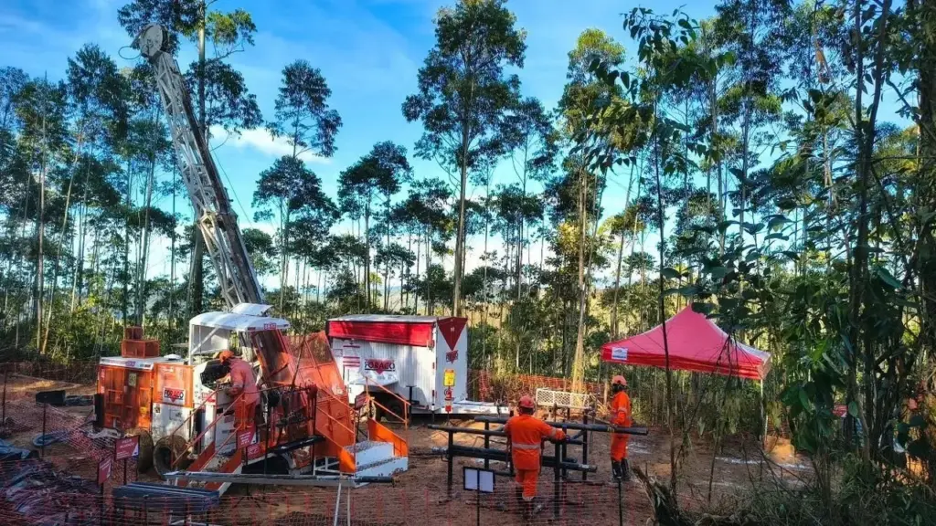 Executivo australiano que comprou em abril um morro em Poços de Caldas anuncia um furo de 116 metros com 4,78% de óxidos de terras raras e convence o governo de Minas a botar o projeto na fila prioritária do estado
