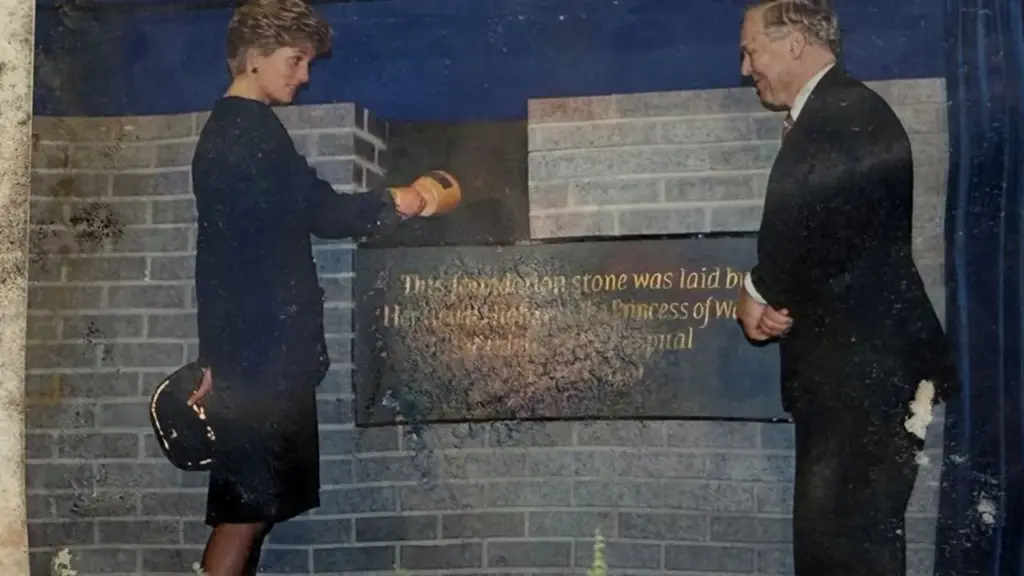 Cápsula do tempo da princesa Diana deveria permanecer fechada por centenas de anos, mas obras de um novo centro de câncer infantil anteciparam sua abertura após 34 anos e revelaram dez registros preservados do início da década de 1990