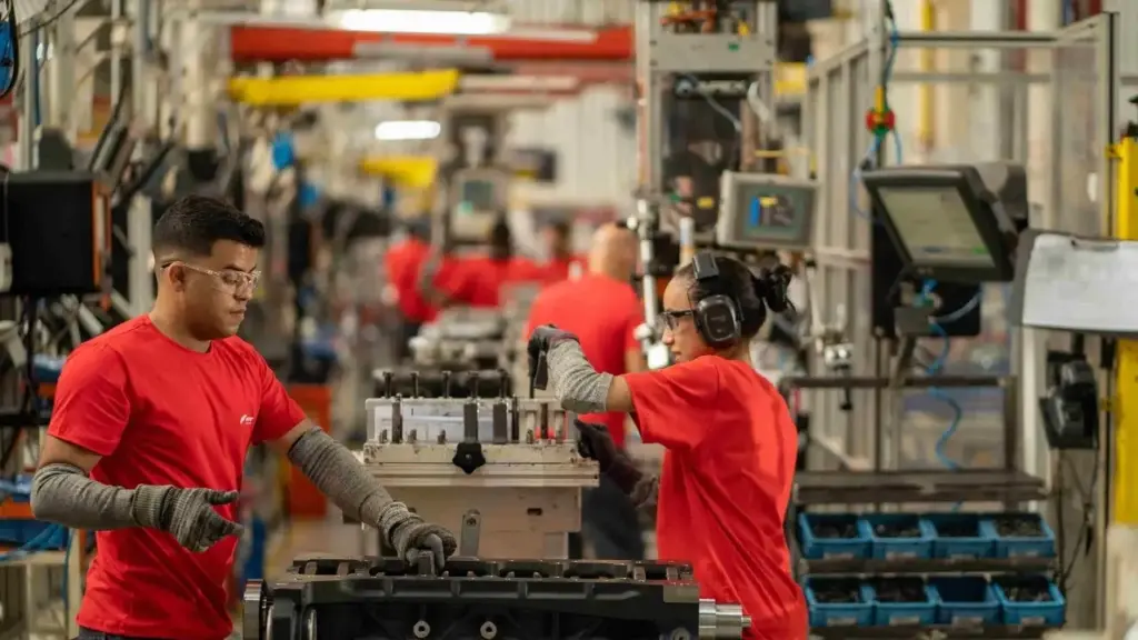 A produção industrial brasileira subiu 0,2% em julho e interrompeu dois meses seguidos de queda, com avanço em 13 dos 25 ramos pesquisados e a informática puxando a média com alta de 12,2% A produção industrial brasileira subiu 0,2% em julho e interrompeu dois meses seguidos de queda, com avanço em 13 dos 25 ramos pesquisados e a informática puxando a média com alta de 12,2%
