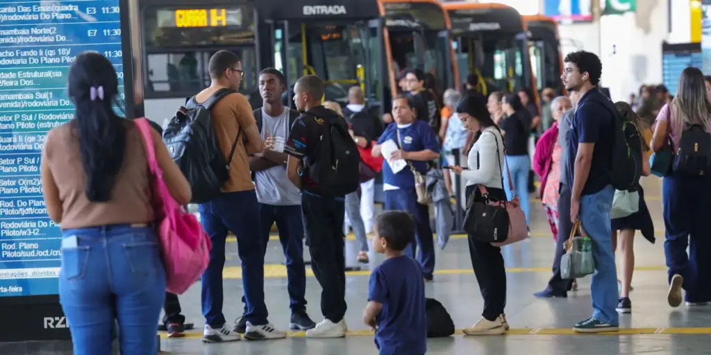 Setor de serviços fica estável em julho e sobe 2,4% em 12 meses
