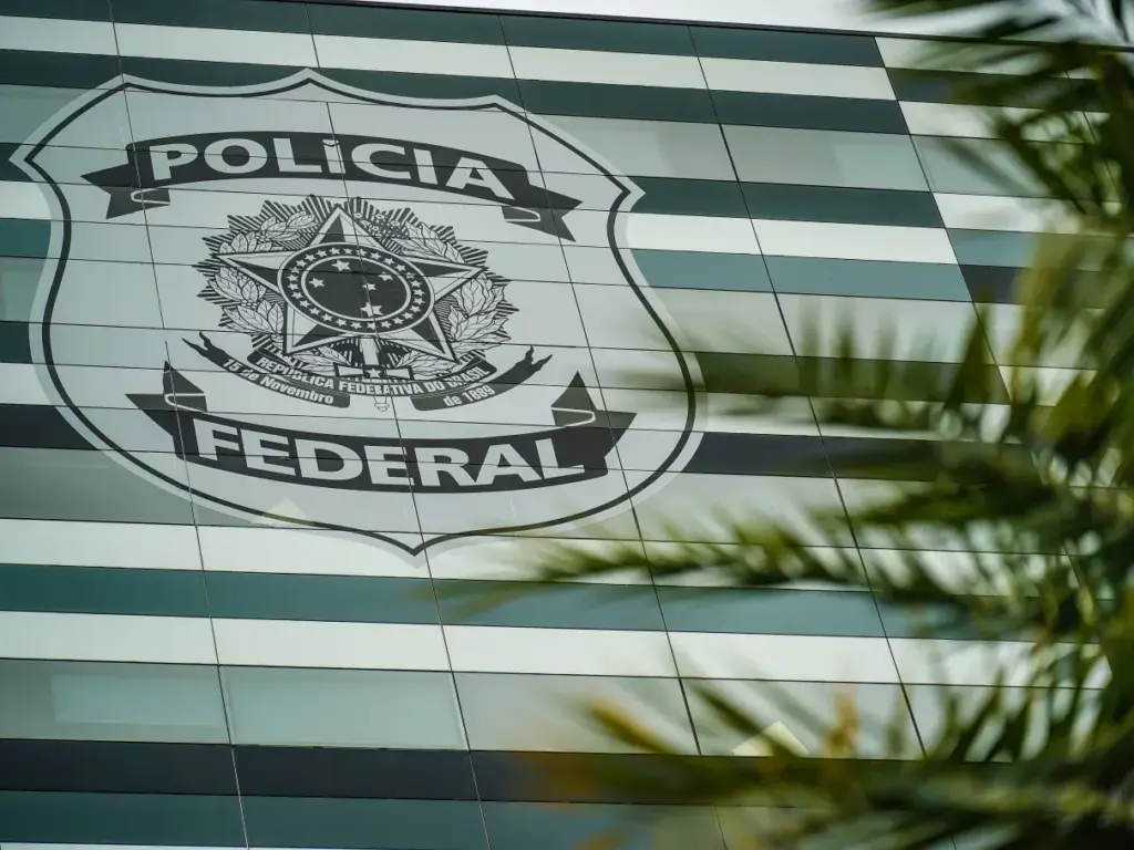 Diretores da PF declaram apoio a Andrei Rodrigues após afastamento e colocam cargos à disposição Diretores da PF declaram apoio a Andrei Rodrigues após afastamento e colocam cargos à disposição