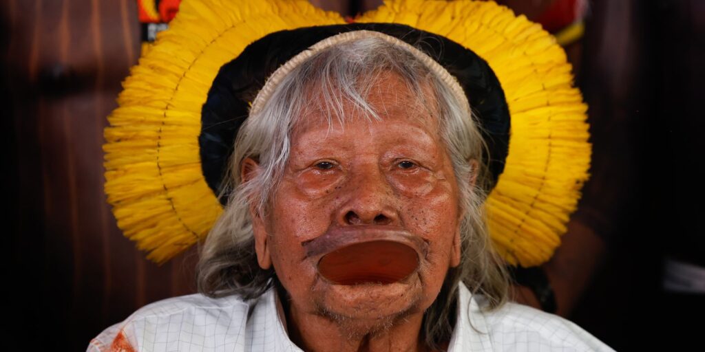 Cacique Raoni, de 94 anos, recebe cuidados paliativos em Mato Grosso Cacique Raoni, de 94 anos, recebe cuidados paliativos em Mato Grosso