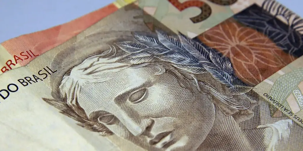 Brasileiros retiram R$ 10,5 bilhões da poupança em agosto Brasileiros retiram R$ 10,5 bilhões da poupança em agosto