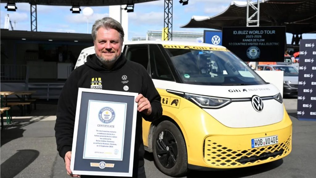 Kombi 100% elétrica da Volkswagen cruza seis continentes, roda 99.767 mil km em 445 dias sem uma única avaria e entra para o Guinness após dar a volta ao mundo
