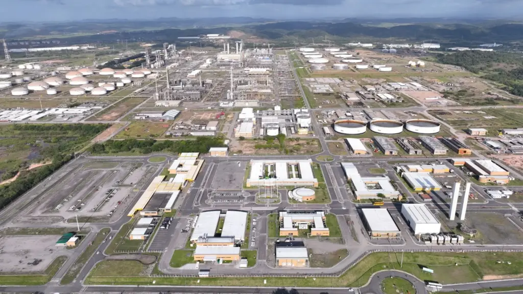 Consumidor de diesel vê a Refinaria Abreu e Lima superar um recorde de 2016 ao processar 10.888 m³ por dia e ampliar a produção de GLP, nafta e coque em agosto Consumidor de diesel vê a Refinaria Abreu e Lima superar um recorde de 2016 ao processar 10.888 m³ por dia e ampliar a produção de GLP, nafta e coque em agosto
