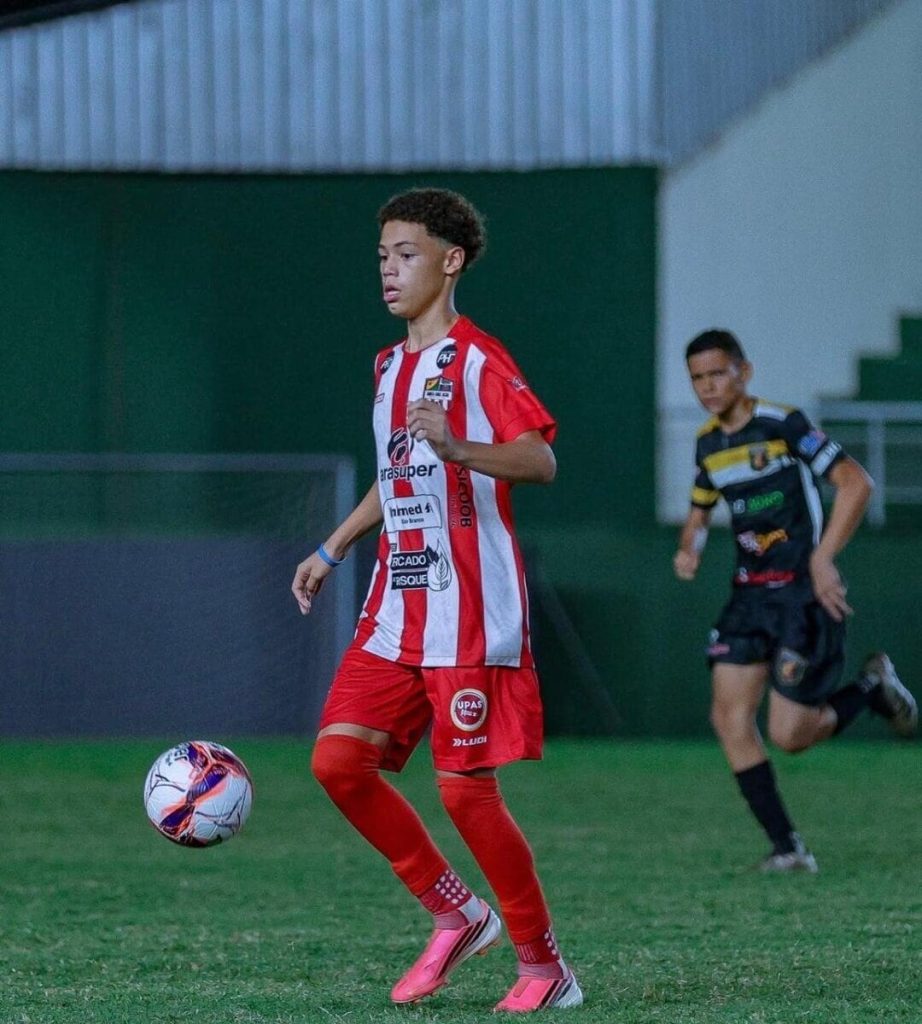 Santa Cruz fecha negociação do lateral Victor Hugo com o Fluminense