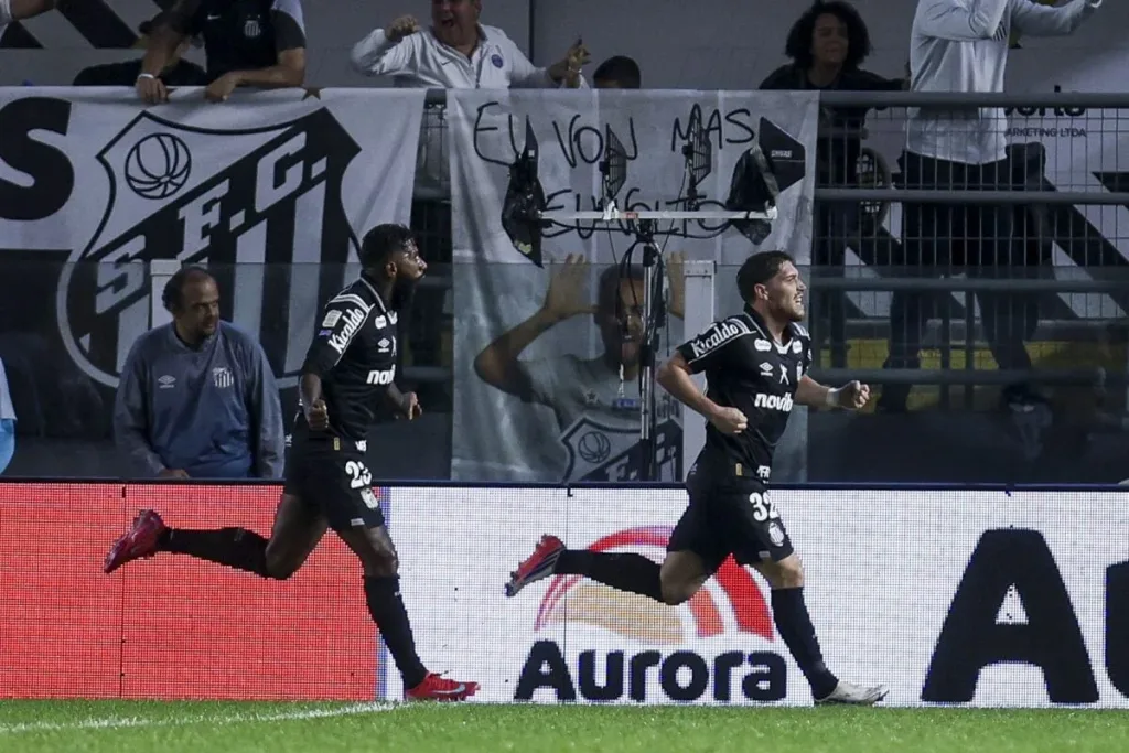 Santos vence Cruzeiro e alcança terceira vitória seguida no Brasileirão Santos vence Cruzeiro e alcança terceira vitória seguida no Brasileirão