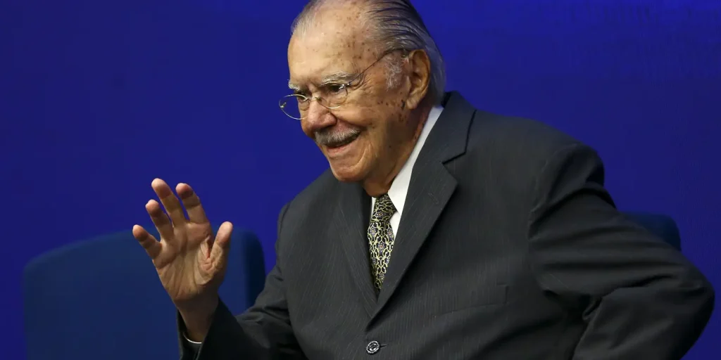 Sarney é internado no Sírio-Libanês para tratar pneumonia Sarney é internado no Sírio-Libanês para tratar pneumonia