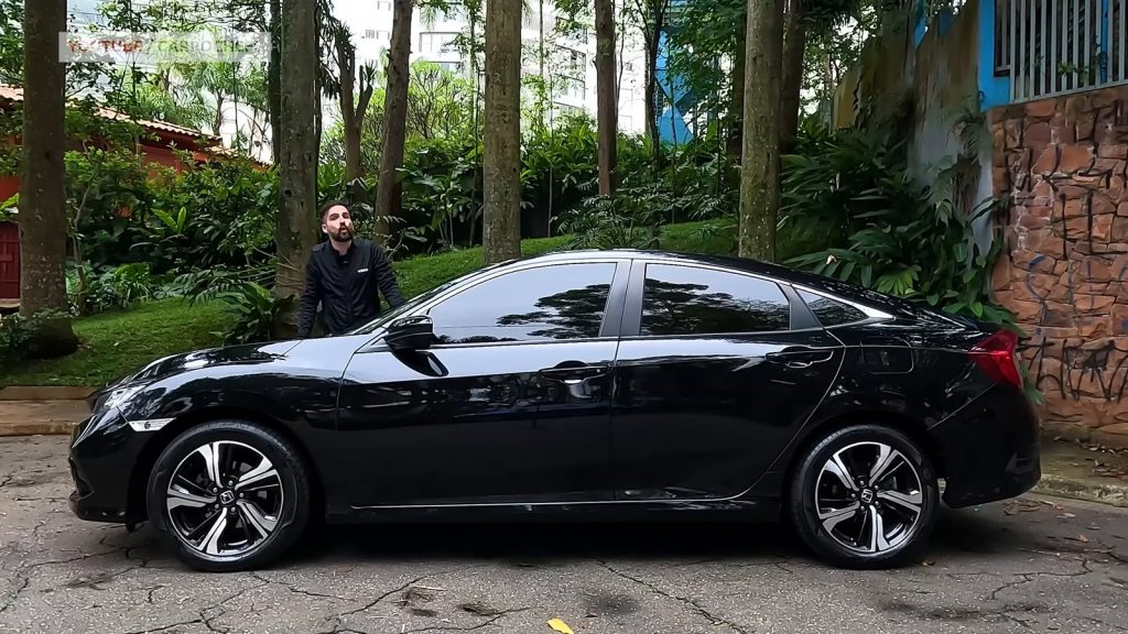 Um sedã médio japonês de 2020, com motor 2.0 de 155 cavalos, câmbio automático e porta-malas de 525 litros, hoje vale menos na tabela oficial do que um sedã compacto zero-quilômetro, e a diferença de preço é maior do que muita gente imagina