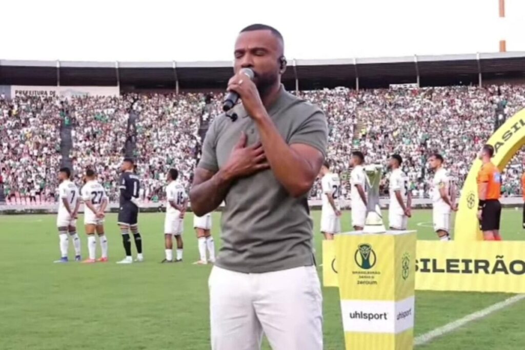 Alexandre Pires canta o Hino Nacional na final da Série D ZeroUm