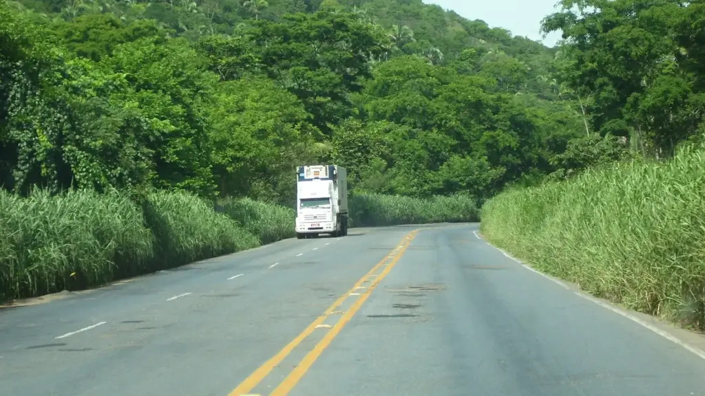 Caminhoneiro que sobe a Serra de São Vicente entre Rondonópolis e Cuiabá roda em meia pista até sexta-feira, com fluxo alternado a cada 30 minutos e dois fechamentos totais por dia entre os km 343 e 352 da BR-364