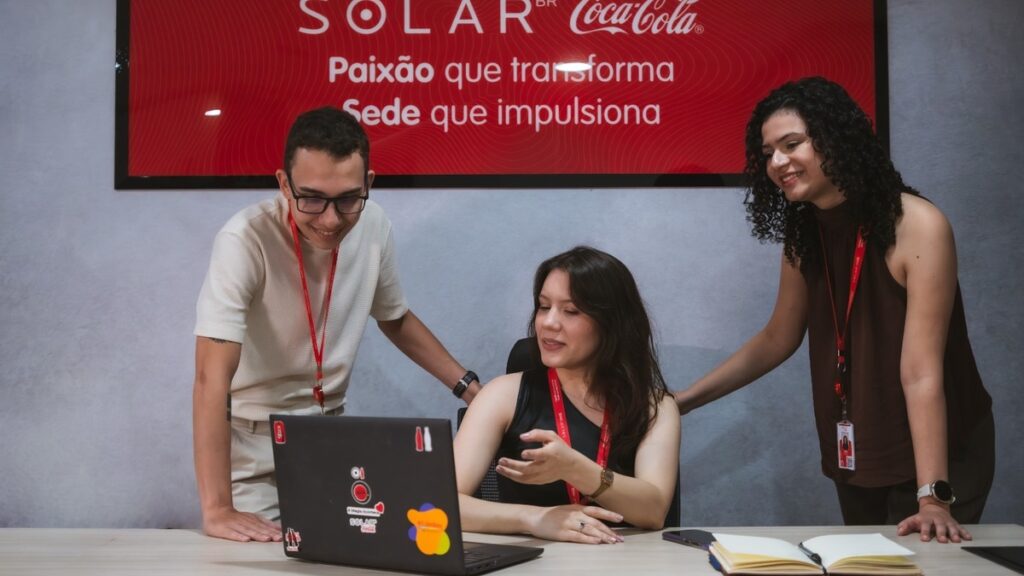 Solar Coca-Cola abre Programa de Trainee com salário de R$ 7,5 mil, benefícios e vagas em Engenharia, Logística e Manutenção em cinco estados