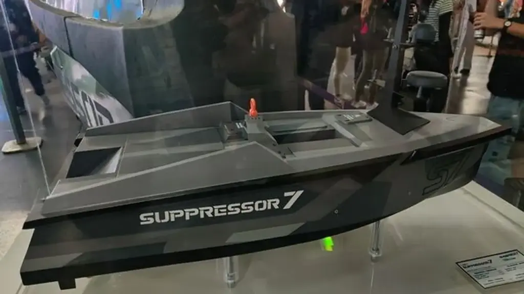 Suppressor 7, primeira embarcação autônoma desse porte desenvolvida no Brasil, entra na água e avança para os testes de mar Suppressor 7, primeira embarcação autônoma desse porte desenvolvida no Brasil, entra na água e avança para os testes de mar
