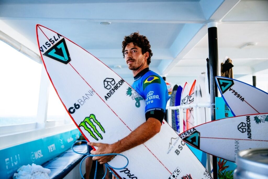 Yago Dora vence bateria e avança às oitavas de final na WSL