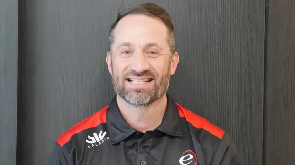 Tim Hawke troca a marcenaria pelo ensino, cria um curso para alunos em risco de abandonar a escola e vence o prêmio de professor técnico do ano aos 43 anos