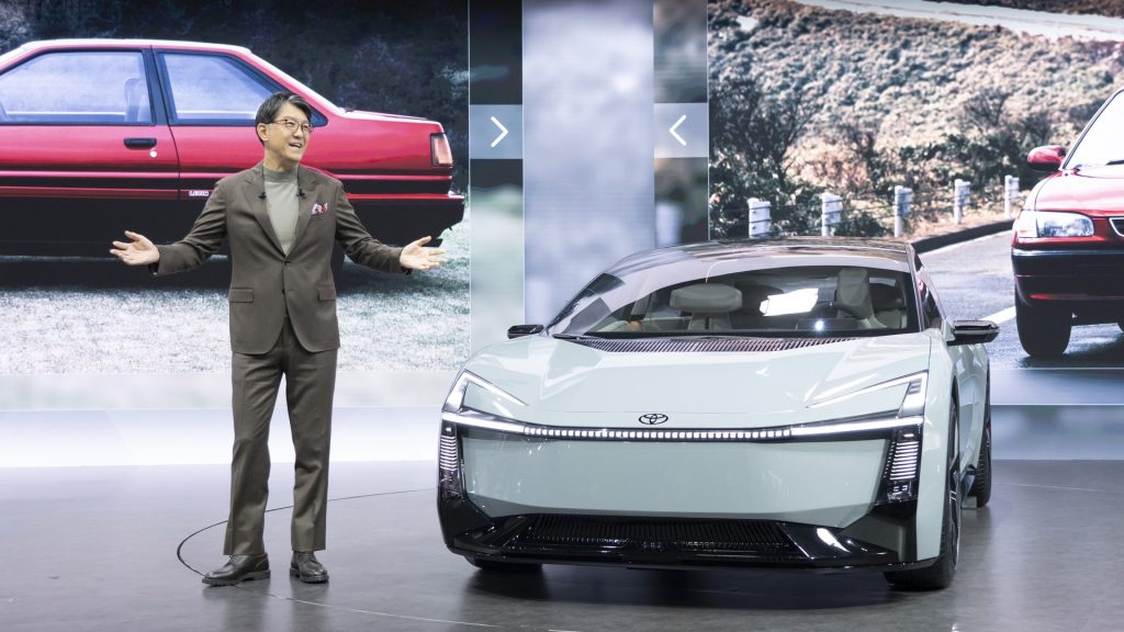 Toyota Corolla da próxima geração pode ganhar versão 100% elétrica com 400 km de alcance e uma híbrida plug-in, que carrega na tomada, com a chegada às lojas prevista como linha 2028 para enfrentar rivais chineses, segundo a Quatro Rodas