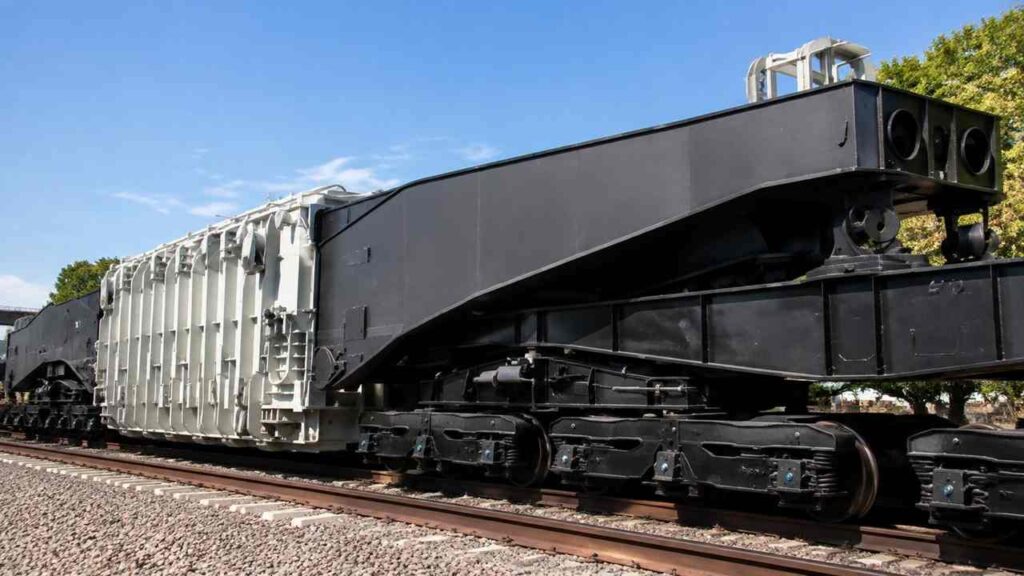 Transformador de 155 toneladas percorre 430 quilômetros de trem, chega à estação mais próxima do destino e segue viagem em uma carreta especial após uma operação que exigiu reforço de pontes, bloqueios temporários e dezenas de profissionais