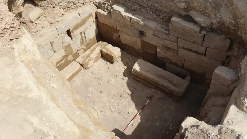 Arqueólogos descobrem tumba de alto status em cemitério etrusco de 2.700 anos, com armas, peças de carro e objetos de banquete