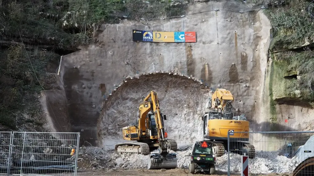 Túnel duplo de R$ 228 milhões chega a 83% escavado e vai furar a serra que trava a única ligação rodoviária entre o porto de São Francisco do Sul e o interior de Santa Catarina