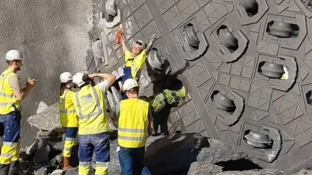 Levou 706 dias de escavação para a tuneladora Wilma furar 7,5 quilômetros de Alpes e encontrar, no escuro, a galeria que uma equipe do outro lado da fronteira cavava na direção dela