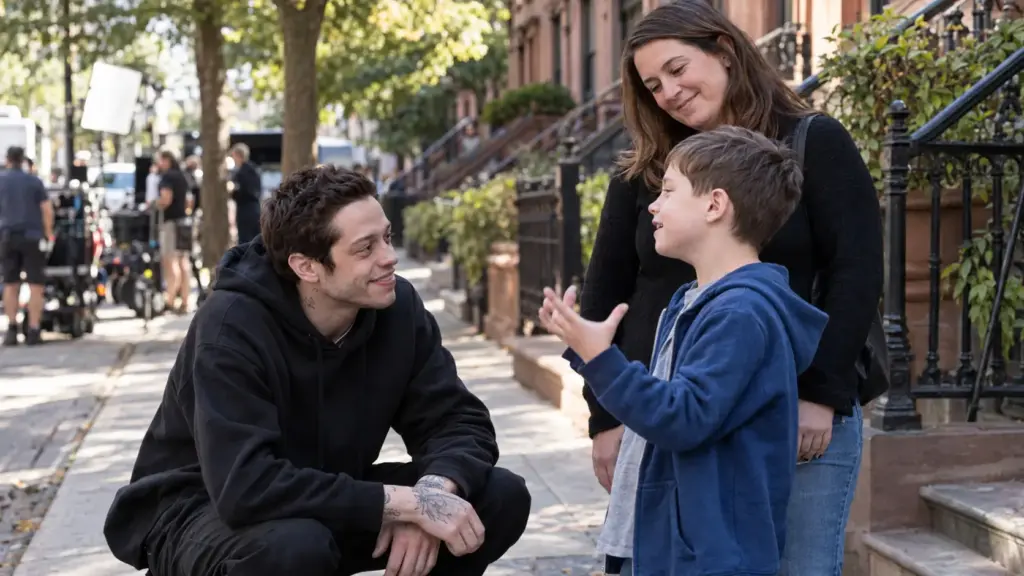 Durante filmagem no Brooklyn, Pete Davidson conhece jovem fã com síndrome genética rara, descobre que ele sonha ser comediante, doa US$ 20 mil para financiar pesquisas e usa fama para dar visibilidade a famílias que ainda esperam por tratamentos
