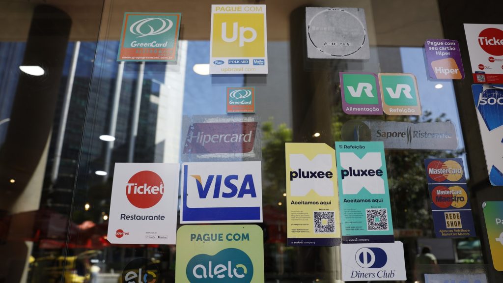 Vale-refeição e vale-alimentação, 360 dias depois do decreto, vão ter de passar em qualquer maquininha a partir de novembro, e acaba o cartão recusado em restaurante, padaria e supermercado credenciado só porque a loja não trabalhava com aquela bandeira