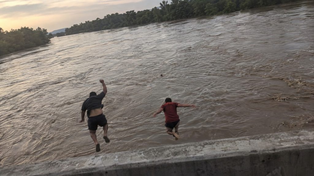 2 homens pulam no Rio Piracicaba para tirar vereador que caiu de ponte gravando vídeo 2 homens pulam no Rio Piracicaba para tirar vereador que caiu de ponte gravando vídeo