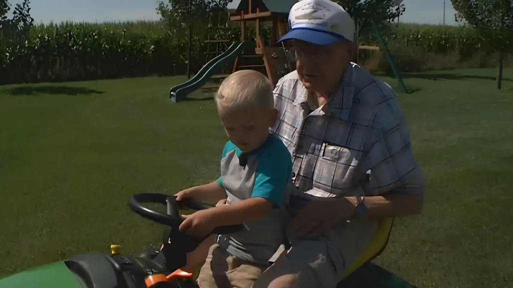 Aos 91 anos, veterano da Segunda Guerra faz amizade improvável com menino de 3 anos por causa dos tomates do quintal, ensina o pequeno a consertar bicicleta, jogar bola e disputar corridas de cortador de grama e, antes de morrer, recebe a visita do amigo que lê uma oração ao seu lado Aos 91 anos, veterano da Segunda Guerra faz amizade improvável com menino de 3 anos por causa dos tomates do quintal, ensina o pequeno a consertar bicicleta, jogar bola e disputar corridas de cortador de grama e, antes de morrer, recebe a visita do amigo que lê uma oração ao seu lado